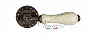Дверная ручка Venezia "COLOSSEO" белая керамика паутинка D2 античная бронза
