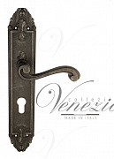 Дверная ручка Venezia "VIVALDI" CYL на планке PL90 античное серебро