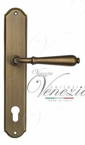 Дверная ручка Venezia "CLASSIC" CYL на планке PL02 матовая бронза